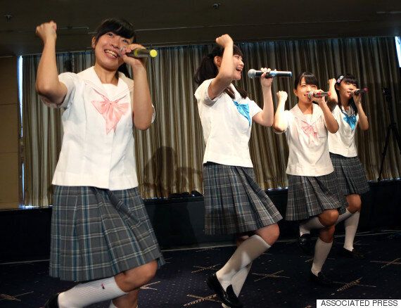 아베 정권의 집단 자위권 법안을 반대하는 일본 아이돌, '제복향상위원회'는 어떻게 등장했을까?(사진, 동영상)
