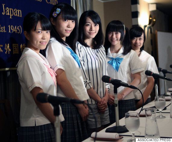 아베 정권의 집단 자위권 법안을 반대하는 일본 아이돌, '제복향상위원회'는 어떻게 등장했을까?(사진, 동영상)