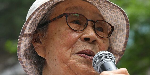 5일 오후 서울 종로구 일본대사관 앞에서 열린 일본군 '위안부' 문제 해결을 위한 제 1190차 정기 수요집회에서 김복동 할머니가 자유발언을 하고 있다.