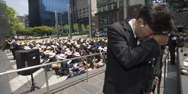 김경현 삼성테크윈노동조합 쟁위대책위원회 수석위원이 6월 29일 오전 서울 서초구 삼성생명 건물 앞에서 삼성테크원 주주총회에서 논의되는 사명 변경 안건 통과를 앞두고 삼성테크원 장례식 준비를 하던 중 울음을 터뜨리고 있다.