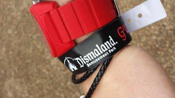 뱅크시의 디스멀랜드(Dismaland)를 가다 : 칙칙하고 암울하게 만든 디즈니랜드?(사진, 동영상)