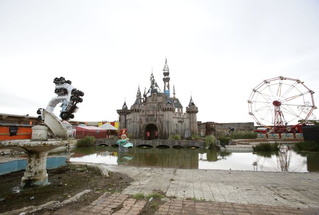 뱅크시의 디스멀랜드(Dismaland)를 가다 : 칙칙하고 암울하게 만든 디즈니랜드?(사진, 동영상)