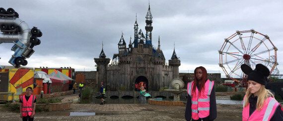 뱅크시의 디스멀랜드(Dismaland)를 가다 : 칙칙하고 암울하게 만든 디즈니랜드?(사진, 동영상)