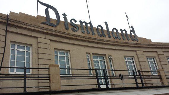 뱅크시의 디스멀랜드(Dismaland)를 가다 : 칙칙하고 암울하게 만든 디즈니랜드?(사진, 동영상)