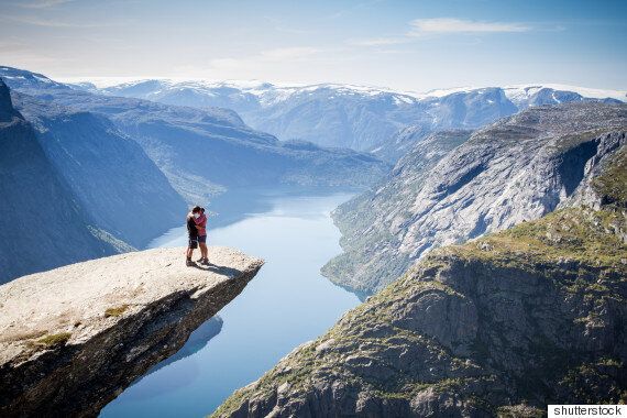 노르웨이 트롤퉁가 절벽에서 셀카 찍던 학생이 떨어져 죽다