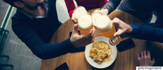 당신이 몰랐던 전 세계 술자리 예절 4