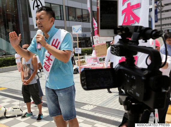 의회를 장례식장으로 만든 일본의 배우 출신 참의원(사진, 동영상)