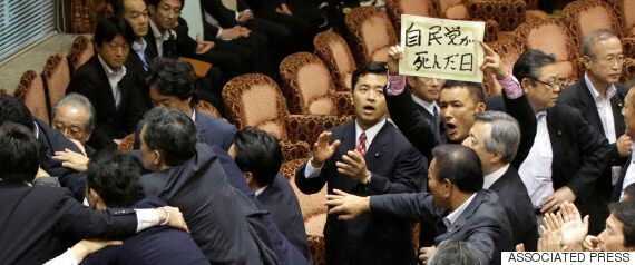 의회를 장례식장으로 만든 일본의 배우 출신 참의원(사진, 동영상)