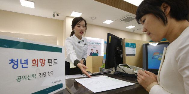 21일 오후 서울 중구 KEB하나은행 영업2부점에서 행원이 펀드에 대해 설명하고 있다.
