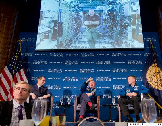 NASA, 화성에서 액체 상태의 물이 흐른다는 증거를 발견하다