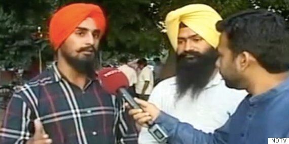 물에 빠진 소년을 구하려 터번을 벗은 2명의 시크교도(영상)