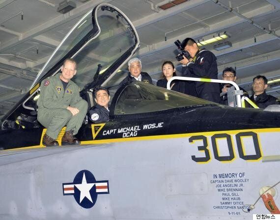 아베, 일본 총리 최초로 미국 항공모함 탑승(사진)