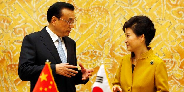 South Korean President Park Geun-Hye, right, talks with Chinese Premier Li Keqiang during a signing agreement following their meeting at the presidential Blue House in Seoul, South Korea, Saturday, Oct. 31, 2015. South Korean President Park Geun-hye and Chinese Premier Li Keqiang discussed trade issues Saturday, meeting one-on-one a day before their three-way summit with Japanese Prime Minister Shinzo Abe that aims to repair relations strained by historical and territorial matters. (AP Photo/Lee