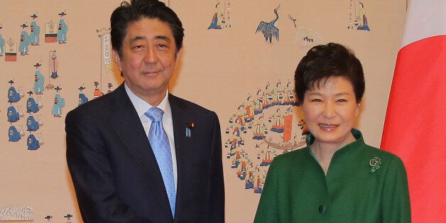 박근혜 대통령과 아베 신조 일본 총리가 2일 청와대에서 정상회담 전 기념촬영을 하고 있다.