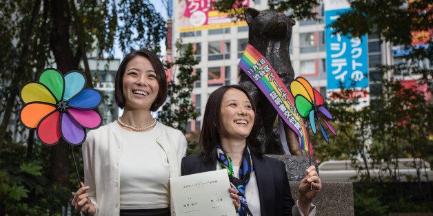 도쿄 시부야구에서 처음으로 동성 파트너 인증서를 발급받은 히가시 고유키(왼쪽)와 마스하라 히로코(오른쪽) 커플
