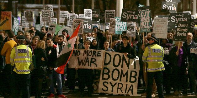 런던 전철역에서 흉기 공격이 발생했다(동영상)