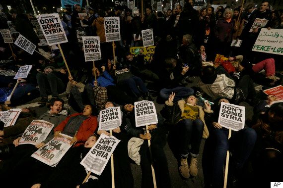 런던 전철역에서 흉기 공격이 발생했다(동영상)