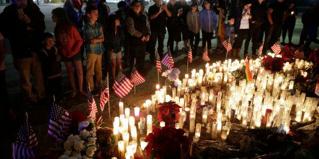 미국 캘리포니아 샌버나디노에서 사람들이 총격 희생자들을 위해 기도하고 있다 2015. 12. 6