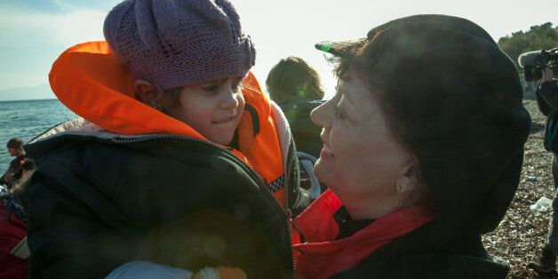 배우 수잔 서랜든이 그리스의 난민들을 환영하다