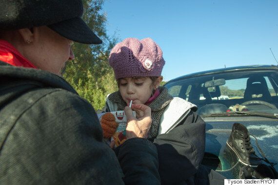 배우 수잔 서랜든이 그리스의 난민들을 환영하다