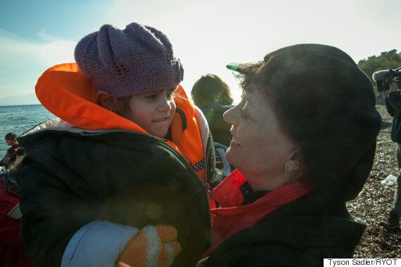 배우 수잔 서랜든이 그리스의 난민들을 환영하다