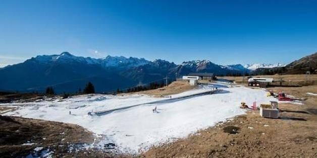 스위스 로카르노 인근 레벤티나 계곡에 있는 소규모 스키리조트 카리가 겨울시즌을 시작했지만 눈이 없어 26일 초보자들이 연습할 수 있는 곳에만 인공눈을 뿌리고 운영하고 있다