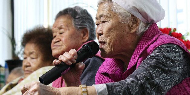 일본군 위안부 문제의 해결을 위한 한일 외교장관회담이 열린 28일 오후 경기도 광주시 일본군 위안부 피해자 쉼터 나눔의 집에서 이옥선 할머니가 기자의 질문에 답하고 있다