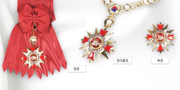 왜 이명박은 박근혜보다 큰 훈장을 받았을까