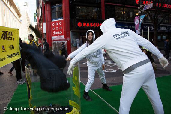 왜 명동 한복판에서 아웃도어 재킷을 벗어던졌나