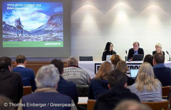 왜 명동 한복판에서 아웃도어 재킷을 벗어던졌나