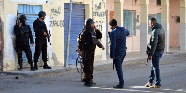 Tunisian police officers take positions during clashes with militants in Ben Guerdane, 650 km away from Tunis, Monday, March 7, 2016. At least 45 people were killed Monday near Tunisia's border with Libya in one of the deadliest clashes seen so far between Tunisian forces and extremist attackers, the government said. (AP Photo)