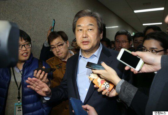 못해먹겠다던 김무성 새누리당 대표는 몇 시간 뒤 '화해 술잔'을 기울였다