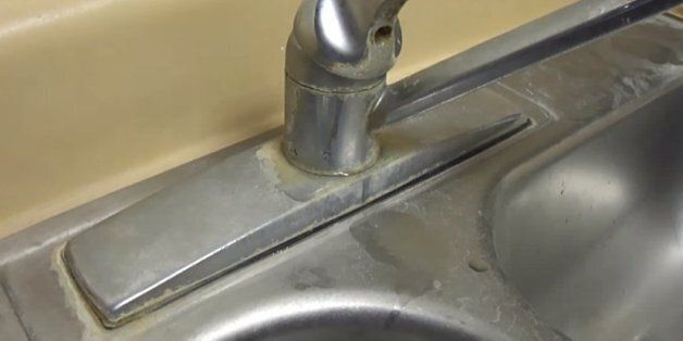 이 간단한 방식으로 싱크대 물때를 몇 초 만에 제거할 수 있다(영상)