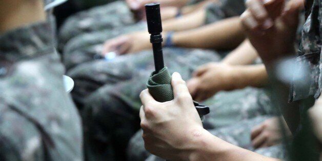 이 군인은 대검으로 방탄조끼 입은 후임병을 찔렀다