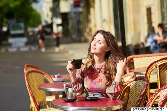 혼자 떠나는 여자에게 당신도 모르게 끌리는 5가지 이유