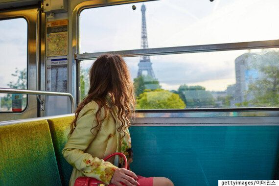 혼자 떠나는 여자에게 당신도 모르게 끌리는 5가지 이유