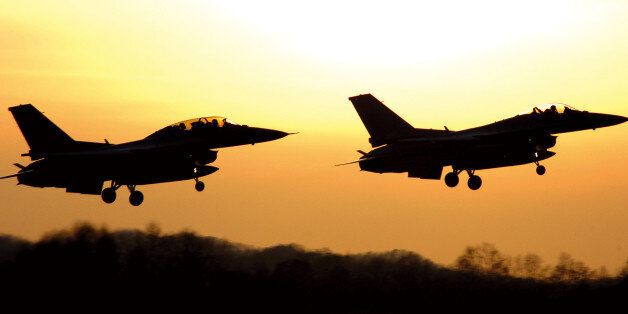2008 êµ­ë°©íë³´ Rep. of Korea, Defense Photo Magazineììì ë ê³  ìë KF-16ì í¬ê¸° ëª¨ìµROK AF KF-16s flying on the Background of the setting sun