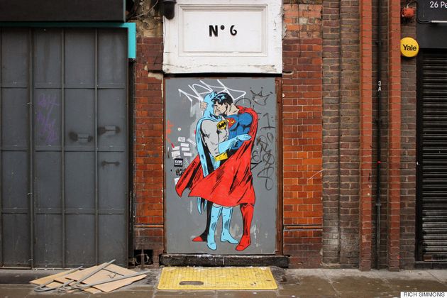 슈퍼맨과 배트맨이 평등을 위해 키스를 나누다(화보)