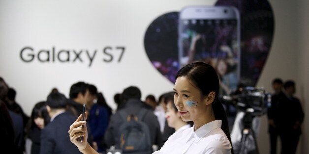 A model poses for photographs with Samsung Electronics' new smartphone Galaxy S7 during its launching ceremony in Seoul, South Korea, in this March 10, 2016 file photo.  REUTERS/Kim Hong-Ji/Files