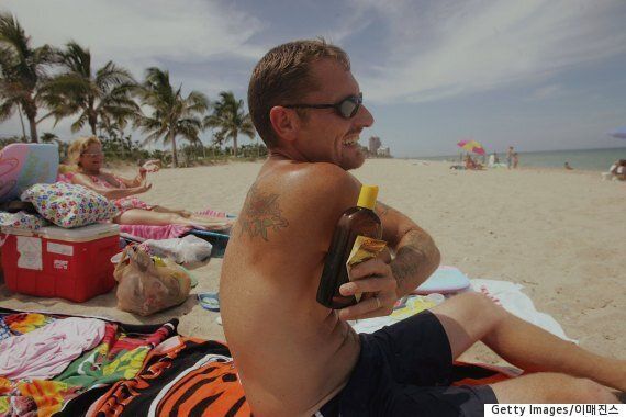 도움을 받지 않고 등에 로션을 바르는 방법