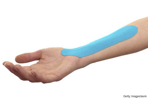 도움을 받지 않고 등에 로션을 바르는 방법