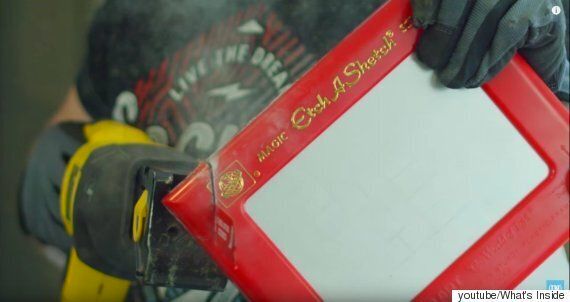 추억의 장난감 ‘엣치 어 스케치'의 속에는 무엇이 있을까?(동영상)