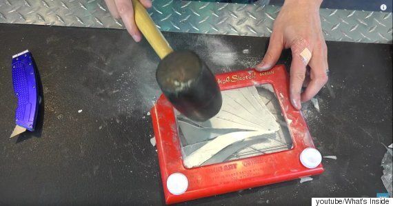 추억의 장난감 ‘엣치 어 스케치'의 속에는 무엇이 있을까?(동영상)