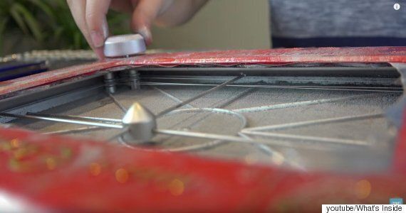 추억의 장난감 ‘엣치 어 스케치'의 속에는 무엇이 있을까?(동영상)