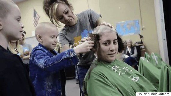 암에 걸린 친구를 위해 함께 삭발한 친구들(동영상)