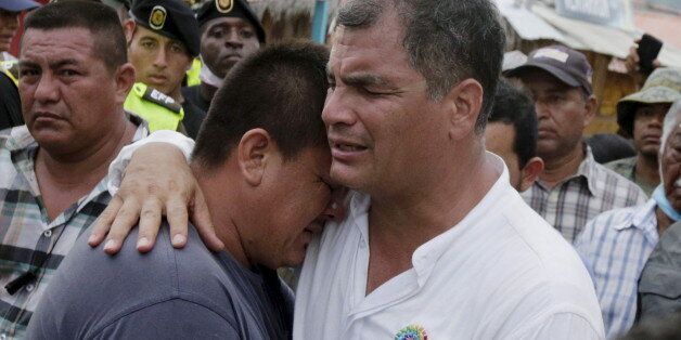 Ecuador's President Rafael Correa (R) embraces a resident after the earthquake, which struck off the Pacific coast, in the town of Canoa, Ecuador April 18, 2016. REUTERS/Henry Romero
