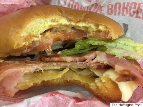 맥도날드에서 산 햄버거에 패티가 빠져있었다. 매장에 전화를 걸어보았다(사진)