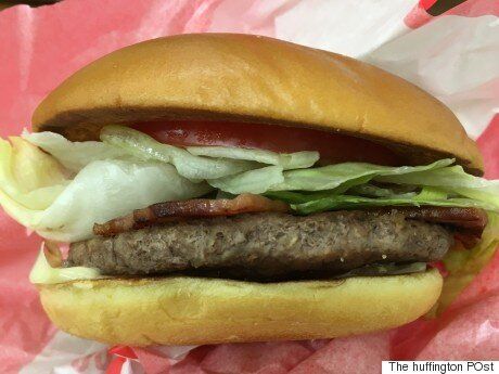 맥도날드에서 산 햄버거에 패티가 빠져있었다. 매장에 전화를 걸어보았다(사진)