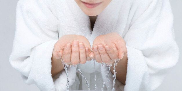 당신의 클렌징 방법이 잘못됐다는 것을 알려주는 5가지 피부증상