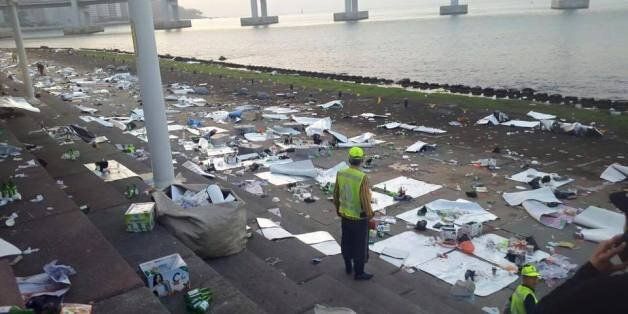 연휴가 끝났고, 광안리는 '쓰레기 더미'가 됐다(사진)